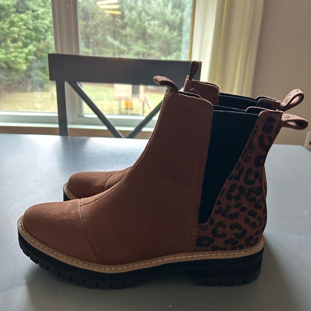 TOMS Chelsea boots